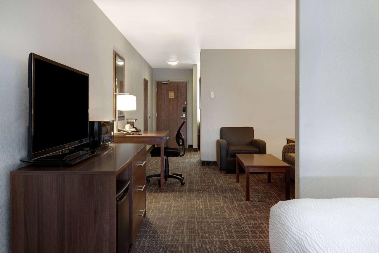 Days Inn & Suites By Wyndham Yorkton Buitenkant foto